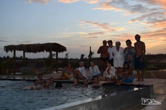 família reunida na piscina do hotel em Fortim, no litoral do Ceará